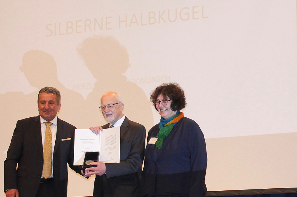 Herrmann Wessling erhält die Silberne Halbkugel des Deutschen Nationalkommitees für Denkmalschutz mit dem Forum Glas e. V.