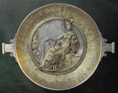Die Athenaschale (Dm. m. Henkeln 32,5 cm; Gew. 1,984 kg) als ein Beispiel für die Prunkgefäße aus dem Hildesheimer Silberfund.